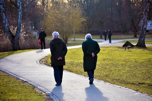 ancianos paseando